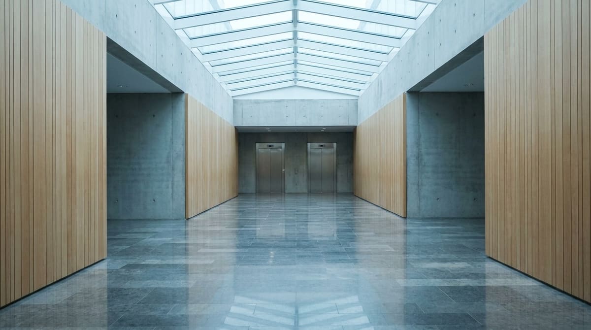 Hall de acceso iluminado por luz natural